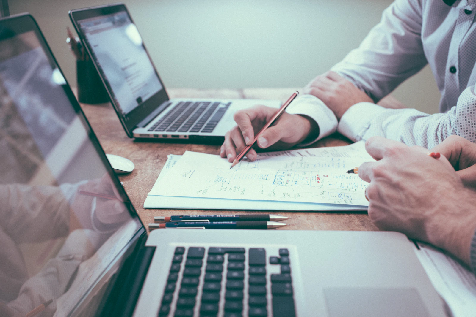 Asesores trabajando sobre documentos